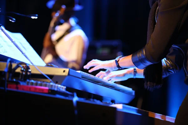 Hands of musician playing keyboard in concert — Stock Photo, Image