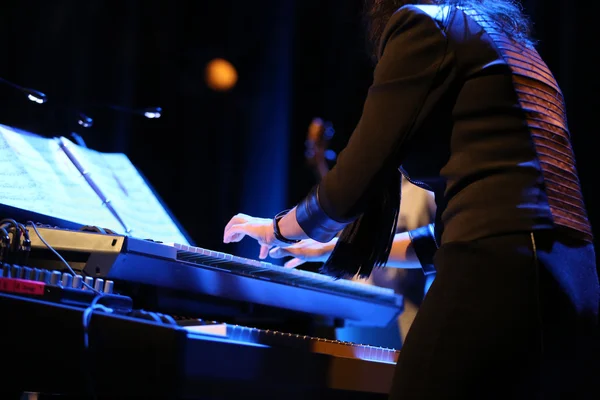 Hands of musician playing keyboard in concert — Stock Photo, Image