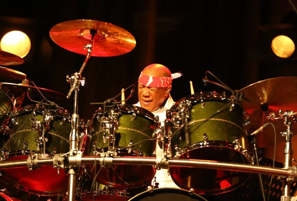 Híres amerikai Dobos Billy Cobham élőben a színpadon, a jég-Krakkó, Lengyelország — Stock Fotó