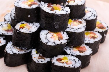 Suşi taze maki ruloları tahtadan izole edilmiş.