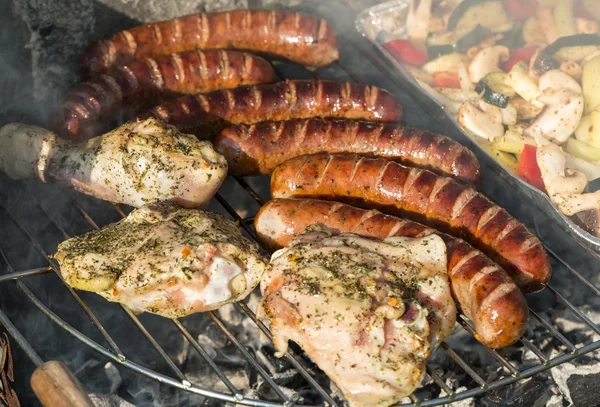 Grill med utsökt grillat kött på grill — Stockfoto