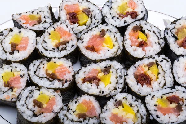 Sushi świeże maki rolki izolowane na drewnianej desce — Zdjęcie stockowe