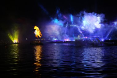 Yıllık büyük ejderhalar geçit Wawel adlı Vistula Nehri üzerinde yer alan havai fişek ile bağlı. Krakov, Polonya