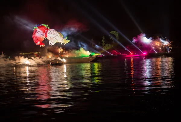 Yearly Great Dragons Parade connected with the fireworks display, taking place on the river Vistula at Wawel. Cracow , Poland — Stock Photo, Image