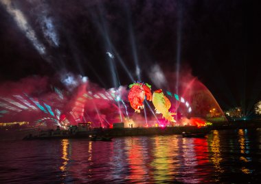 Yıllık büyük ejderhalar geçit Wawel adlı Vistula Nehri üzerinde yer alan havai fişek ile bağlı. Krakov, Polonya