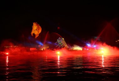 Yıllık büyük ejderhalar geçit Wawel adlı Vistula Nehri üzerinde yer alan havai fişek ile bağlı. Krakov, Polonya