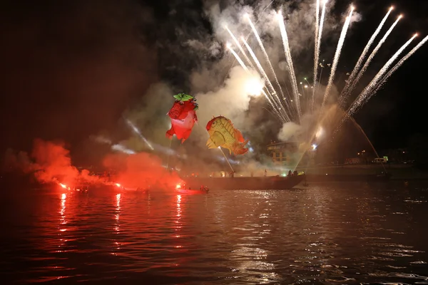 Desfile anual de grandes dragones conectado con la exhibición de fuegos artificiales, que tiene lugar en el río Vístula en Wawel. Cracovia, Polonia — Foto de Stock
