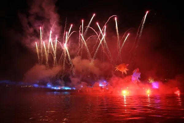 Yearly Great Dragons Parade connected with the fireworks display, taking place on the river Vistula at Wawel. Cracow , Poland — Stock Photo, Image