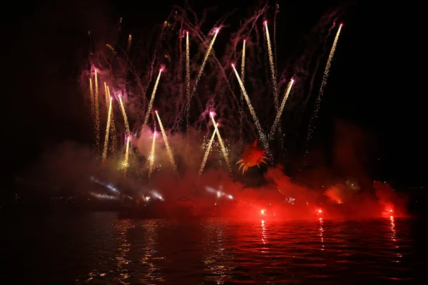 Desfile anual de grandes dragones conectado con la exhibición de fuegos artificiales, que tiene lugar en el río Vístula en Wawel. Cracovia, Polonia — Foto de Stock