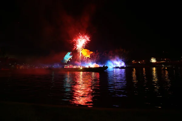 해마다 멋진 드래곤 퍼레이드, 불꽃놀이 Wawel에 비스툴라 강에 일어나 연결. 크 라 카우, 폴란드 — 스톡 사진