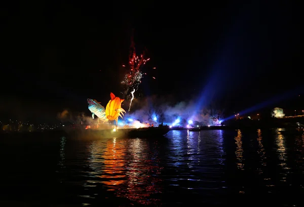 Desfile anual de grandes dragones conectado con la exhibición de fuegos artificiales, que tiene lugar en el río Vístula en Wawel. Cracovia, Polonia — Foto de Stock