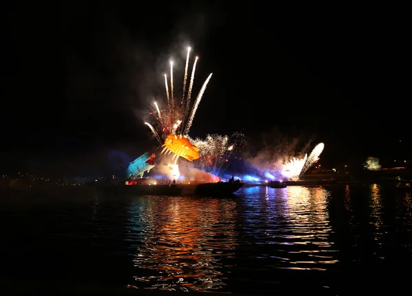 해마다 멋진 드래곤 퍼레이드, 불꽃놀이 Wawel에 비스툴라 강에 일어나 연결. 크 라 카우, 폴란드 — 스톡 사진