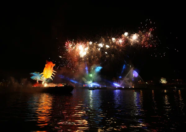 Jaarlijkse grote Dragons Parade in verband met het vuurwerk, die plaatsvinden op de rivier Vistula op de Wawel. Kraków, Polen — Stockfoto