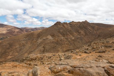 Güzel volkanik dağlar ve yolun bir dağ yamacında. La Pared yol Betancuria için. Fuerteventura. Kanarya Adaları