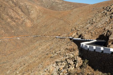 Güzel volkanik dağlar ve yolun bir dağ yamacında. La Pared yol Betancuria için. Fuerteventura. Kanarya Adaları