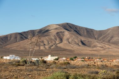 Fuerteventura üzerinde güzel volkanik dağlar. Kanarya Adaları. Fuerteventura. Kanarya Adaları