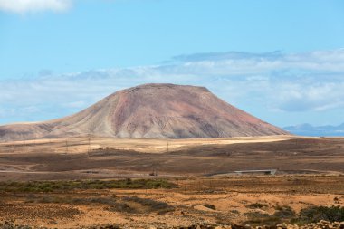 Fuerteventura üzerinde güzel volkanik dağlar. Kanarya Adaları. Fuerteventura. Kanarya Adaları