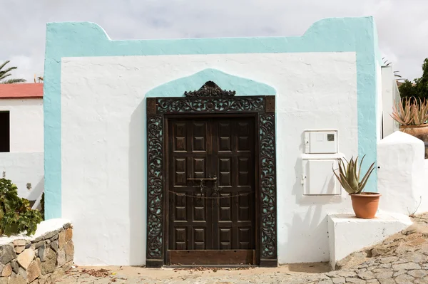 Porta marrom na aldeia Betancuria em Fuerteventura, Ilhas Canárias, Espanha — Fotografia de Stock