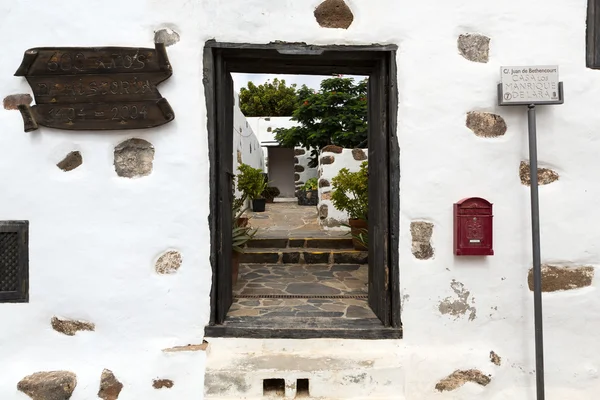 Old black entrance gate in Betancuria village on on on Fuerteventura, Canary Islands, Spain — стоковое фото