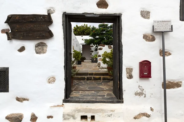 Gammal svart ingångsporten i Betancuria byn på på Fuerteventura, Kanarieöarna, Spanien — Stockfoto