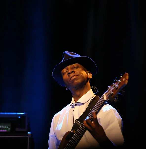 Billy Cobham Band en directo en el escenario en ICE Cracovia, Polonia —  Fotos de Stock