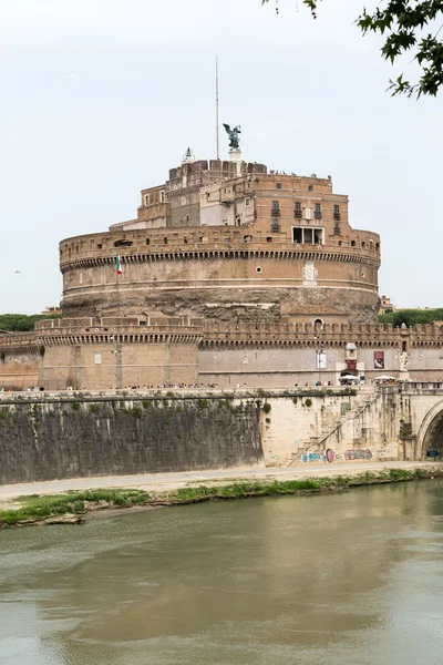 Rome - View of Castel Sant'Angelo, Castle of the Holy Angel built by Hadrian in Rome, along Tiber River — Stock Photo, Image