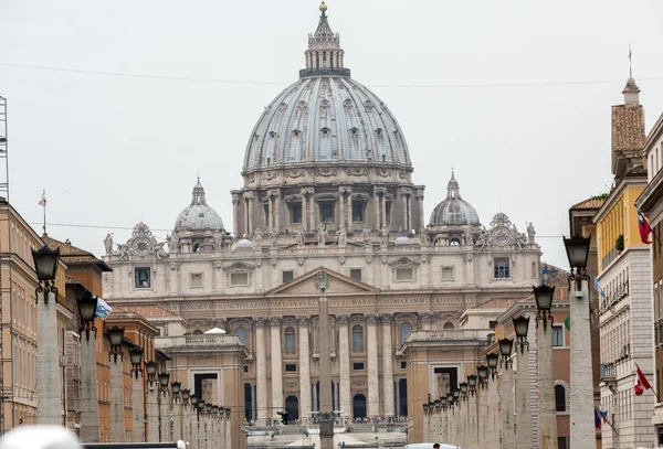 Blick auf die Basilika San Pieter und die Via della Conciliazione, Rom, Italien — Stockfoto