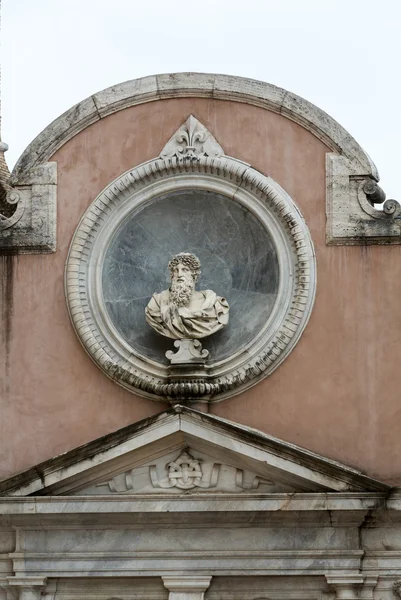 De architectonische details uit de geachte binnenplaats in het kasteel van Angel in Rome — Stockfoto