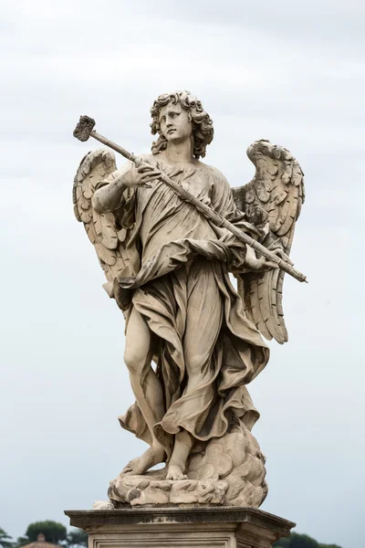 Marmeren standbeeld van Engel met de spons door Antonio Giorgetti vanaf de brug Sant'Angelo in Rome, Italië, — Stockfoto