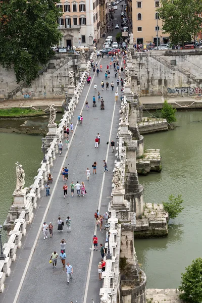 Människor på bron Sant'Angelo i Rom, Italien — Stockfoto