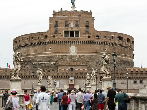 : Rome - View of Castel Sant'Angelo, Castle of the Holy Angel built by Hadrian in Rome, along Tiber River — Stock Photo, Image