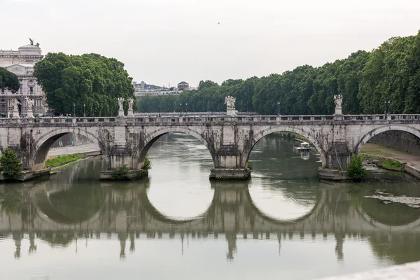 Bro av Sant Angelo i Rom, Italien — Stockfoto