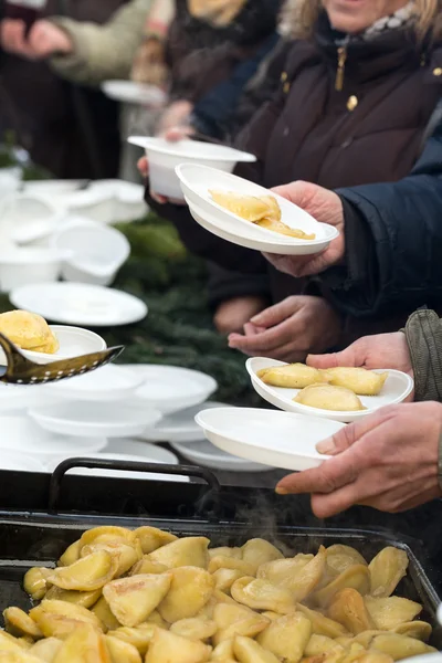 貧しい人々とホームレスのための暖かい食べ物 — ストック写真