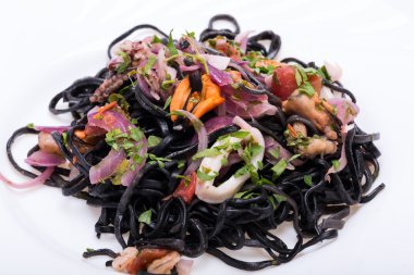 Deniz ürünleri ve sebze ile siyah spagetti