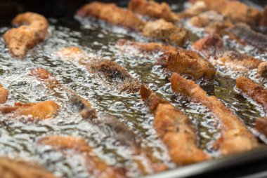 Tavada kavrulmuş lezzetli sazan balığı filetosu