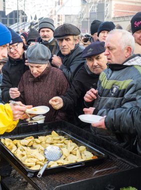  Yoksul ve evsiz Cracow Merkezi piyasada için Noel arifesi. Her yıl grup Kosciuszko Polonya açık havada büyük eve hazırlar.