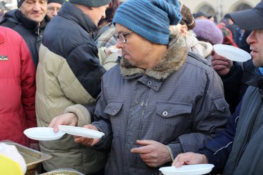  Yoksul ve evsiz Cracow Merkezi piyasada için Noel arifesi. Her yıl grup Kosciuszko Polonya açık havada büyük eve hazırlar.