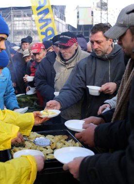  Yoksul ve evsiz Cracow Merkezi piyasada için Noel arifesi. Her yıl grup Kosciuszko Polonya açık havada büyük eve hazırlar.
