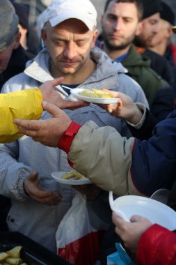 Yoksul ve evsiz Cracow Merkezi piyasada için Noel arifesi. Her yıl grup Kosciuszko Polonya açık havada büyük eve hazırlar.