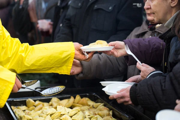 Yoksul ve evsiz Cracow Merkezi piyasada için Noel arifesi. Her yıl grup Kosciuszko Polonya açık havada büyük eve hazırlar.