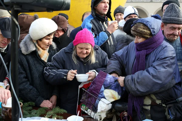 Štědrý večer na chudých a bezdomovců na centrálním trhu v Krakově. Každý rok skupina Kosciuszko připravuje největší Silvestr pod širým nebem v Polsku — Stock fotografie