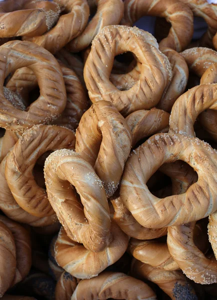 소금, 양 귀 비와 참 깨 씨앗으로 전통적인 Cracovian prezels — 스톡 사진