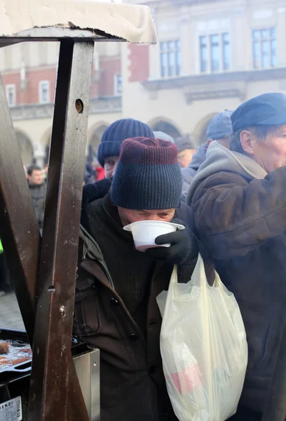 Nochebuena para pobres y sin hogar en el Mercado Central de Cracovia. Cada año el grupo Kosciuszko prepara la víspera más grande al aire libre en Polonia —  Fotos de Stock