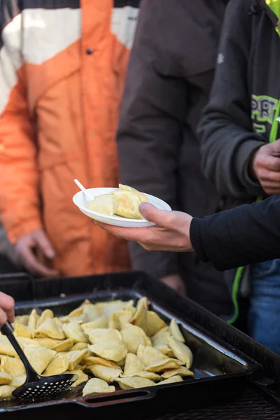 Ciepłe jedzenie dla biednych i bezdomnych — Zdjęcie stockowe