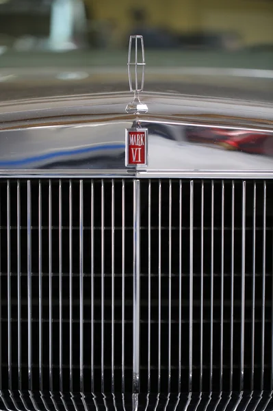 Lincoln kontinentale Marke vi Metallic-Logo Nahaufnahme auf lincoln kontinentale Marke vi Auto auf der 3. Ausgabe der Moto-Show in Krakau gezeigt. — Stockfoto
