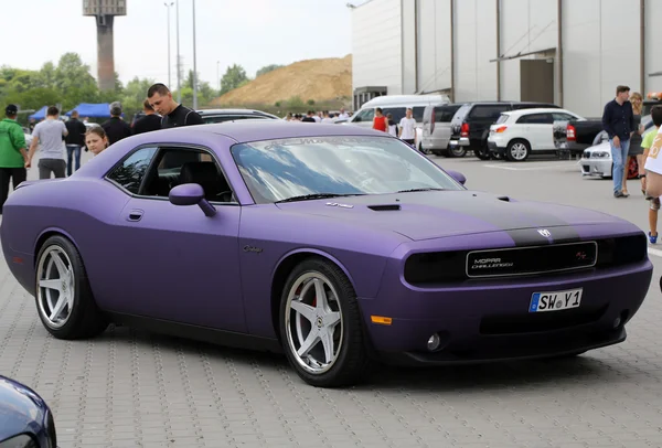 Ajuste del motor Dodge Mopar Challenger se muestra en la 3ª edición de MOTO SHOW en Cracovia. Polonia. Los expositores presentan los aspectos más interesantes de la industria automotriz — Foto de Stock