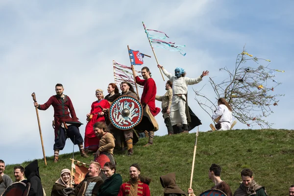 Participantes no identificados de Rekawka - tradición polaca, celebrada en Cracovia el martes después de Pascua . — Foto de Stock