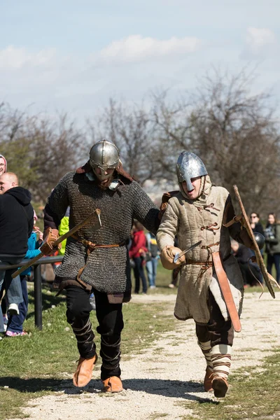 Participantes no identificados de Rekawka - tradición polaca, celebrada en Cracovia el martes después de Pascua . —  Fotos de Stock