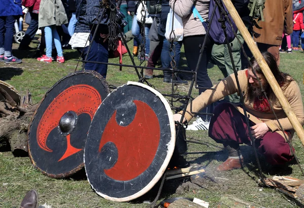 Participantes no identificados de Rekawka - tradición polaca, celebrada en Cracovia el martes después de Pascua . —  Fotos de Stock