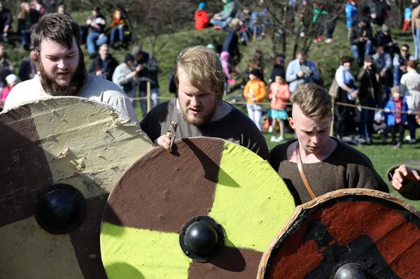 Participantes no identificados de Rekawka - tradición polaca, celebrada en Cracovia el martes después de Pascua . —  Fotos de Stock